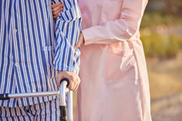 活不过60岁特征，生辰八字算寿终（老年人这5种走路姿势是疾病的预兆）