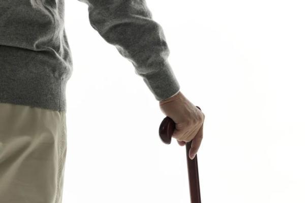 活不过60岁特征，生辰八字算寿终（老年人这5种走路姿势是疾病的预兆）