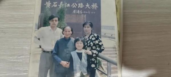 做梦抱小孩什么预兆，梦见抱小孩预示什么（双胞胎姐妹失散35年后相见）