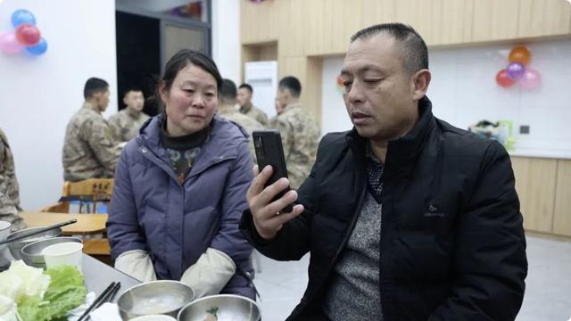 收到儿子的礼物怎么发朋友圈，收到了礼物怎么发朋友圈说说（肖思远父母到小儿子连队过年……）