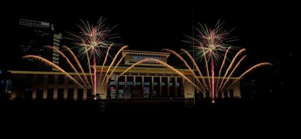 小孩过年玩的烟花种类，小孩过年玩的烟花种类有哪些（浙江多地举行烟花秀）