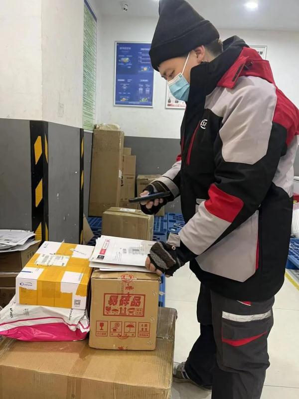 快递公司什么时候上班，快递公司几点上班（快递小哥除夕早上5点半就开工）
