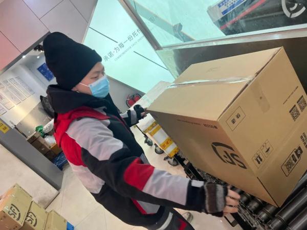 快递公司什么时候上班，快递公司几点上班（快递小哥除夕早上5点半就开工）