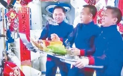 中国人首次进入自己的空间站，中国人首次进入自己的空间站!（航天员在全面建成的中国空间站过春节、吃饺子）