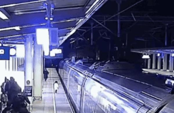 形容时间快的成语，形容时光快的成语（一跑一抱，他挽救了一个家庭）