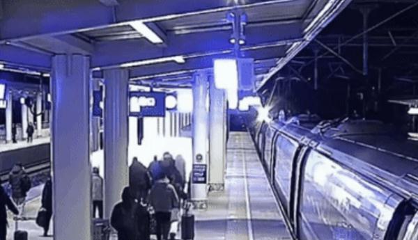 形容时间快的成语，形容时光快的成语（一跑一抱，他挽救了一个家庭）