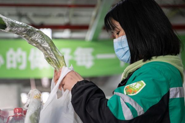 分拣员适合女生吗，快递分拣员女生可以做吗（日行3万步的叮咚站点分拣“女超人”）