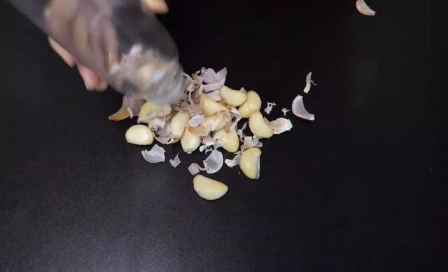 如何快速有效的剥蒜皮，剥大蒜最快的方法