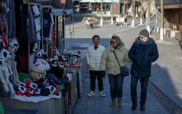10月份去哪里旅游最好，10月底适合去哪里旅游呢（外国游客打卡慕田峪长城）