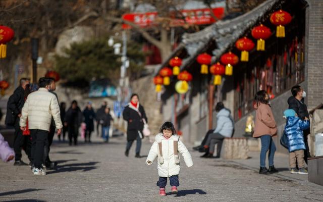 10月份去哪里旅游最好，10月底适合去哪里旅游呢（外国游客打卡慕田峪长城）