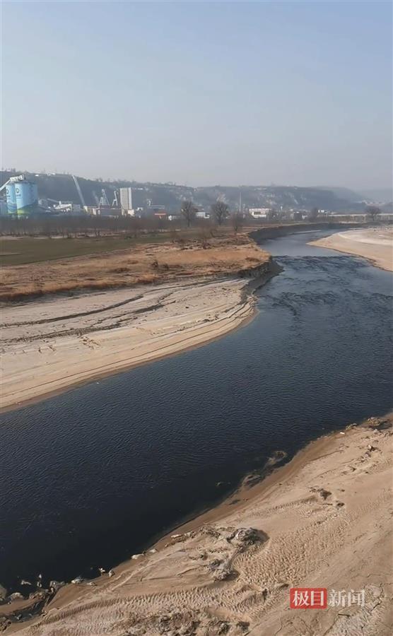 泾渭分明指的是，“泾渭分明”（实探导致咸阳泾河污染的煤矿排污口）