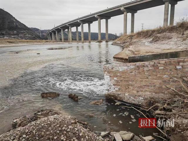 泾渭分明指的是，“泾渭分明”（实探导致咸阳泾河污染的煤矿排污口）
