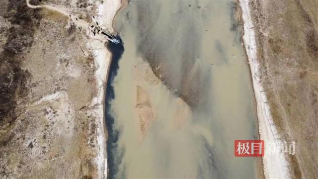 泾渭分明指的是，“泾渭分明”（实探导致咸阳泾河污染的煤矿排污口）