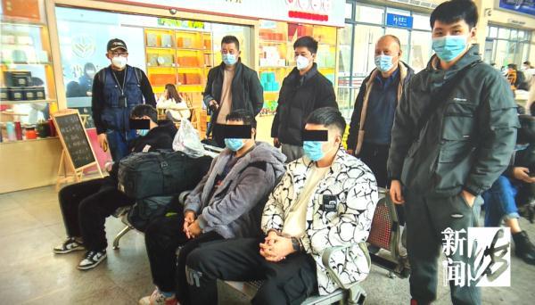 微信200人群怎么升级500人，如何将200人的QQ群升级为500人的群（4名男子辗转上海50多个银行网点取现200余万元）