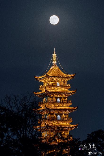 元宵节月亮圆吗，正月十五月亮是圆的吗（今年元宵节十五月亮十六圆）