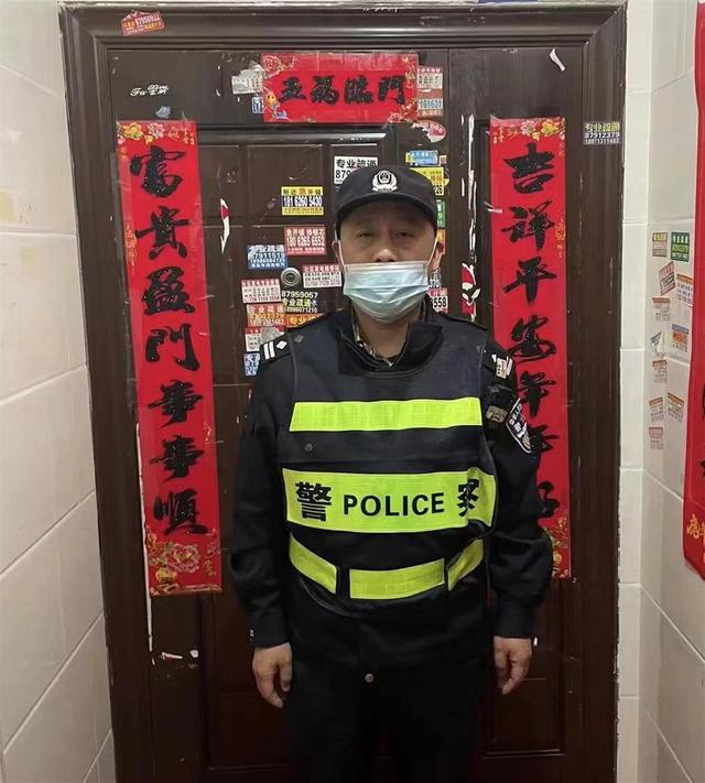 手里扎刺取出妙招，手上扎刺还在用针挑（武汉江夏民警代涛以手挡刀救自残轻生女子）