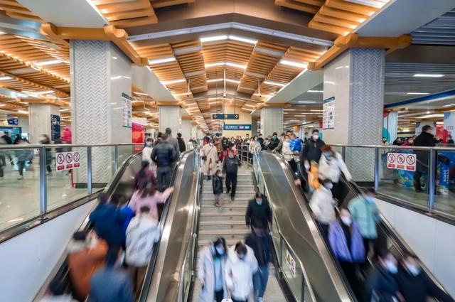 西安地铁2号线运营时间，西安地铁2号线运营时间表最新（最新！西安今天出行速看）