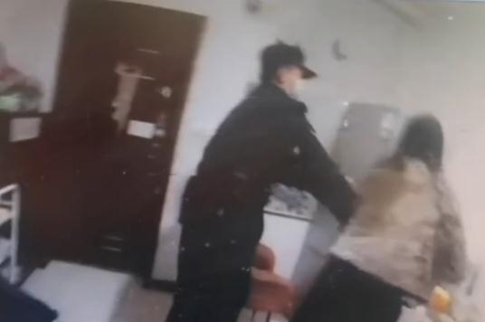 手里扎进小刺了弄不出来怎么办，手上扎进小刺很疼却挑不出来怎么办（他被连刺三刀，仍不松手……）