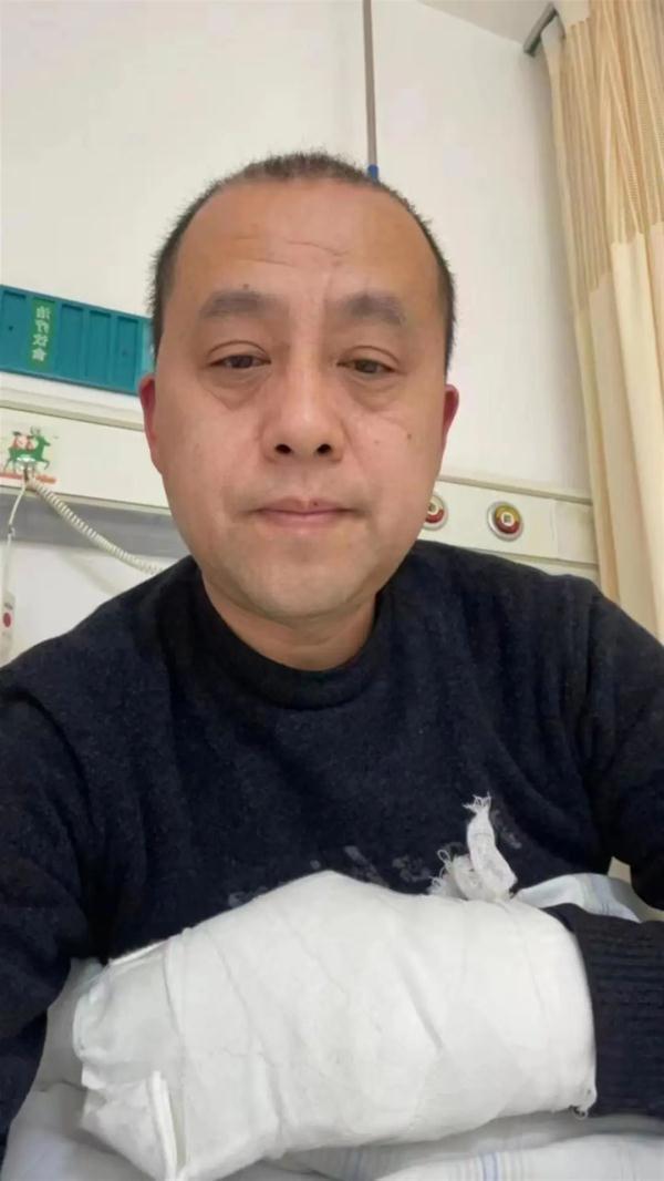 手里扎进小刺了弄不出来怎么办，手上扎进小刺很疼却挑不出来怎么办（他被连刺三刀，仍不松手……）