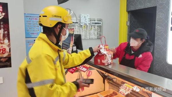 微信怎么统一回复别人的评论，微信评论怎么统一回复（顾客被蛇咬，外卖小哥热血回应）