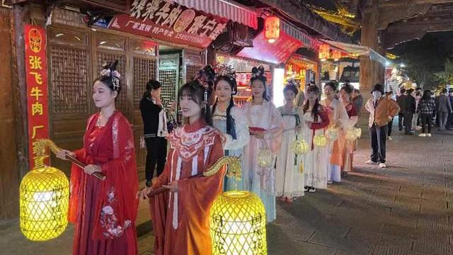 关于元宵节的儿歌童谣有哪些，元宵节的儿歌有什么（阆中古城今晚火树银花）