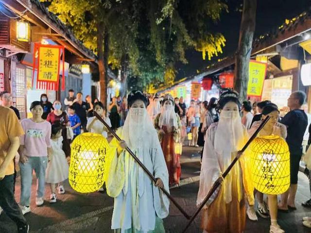 关于元宵节的儿歌童谣有哪些，元宵节的儿歌有什么（阆中古城今晚火树银花）