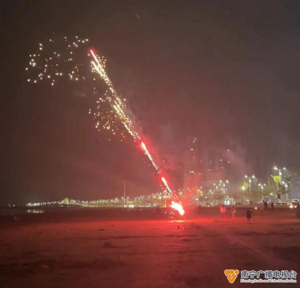 燃放烟花爆竹的危害，险些伤到眼睛、不慎烧伤脸部……燃放烟花爆竹这些事情需注意→