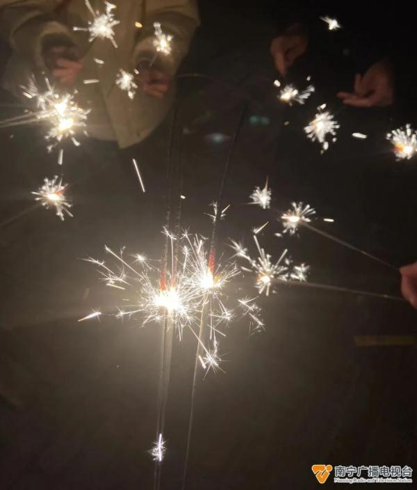 燃放烟花爆竹的危害，险些伤到眼睛、不慎烧伤脸部……燃放烟花爆竹这些事情需注意→