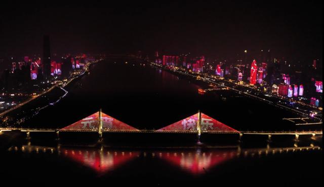 武汉江滩灯光秀，武汉江滩灯光秀主题（汤圆、红灯笼“刷屏”城市天际线）