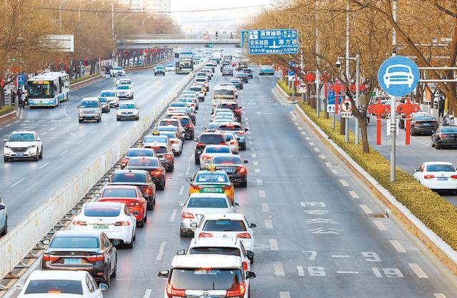 公交车专用车道限时通行，公交专用道为何在双休日空荡荡