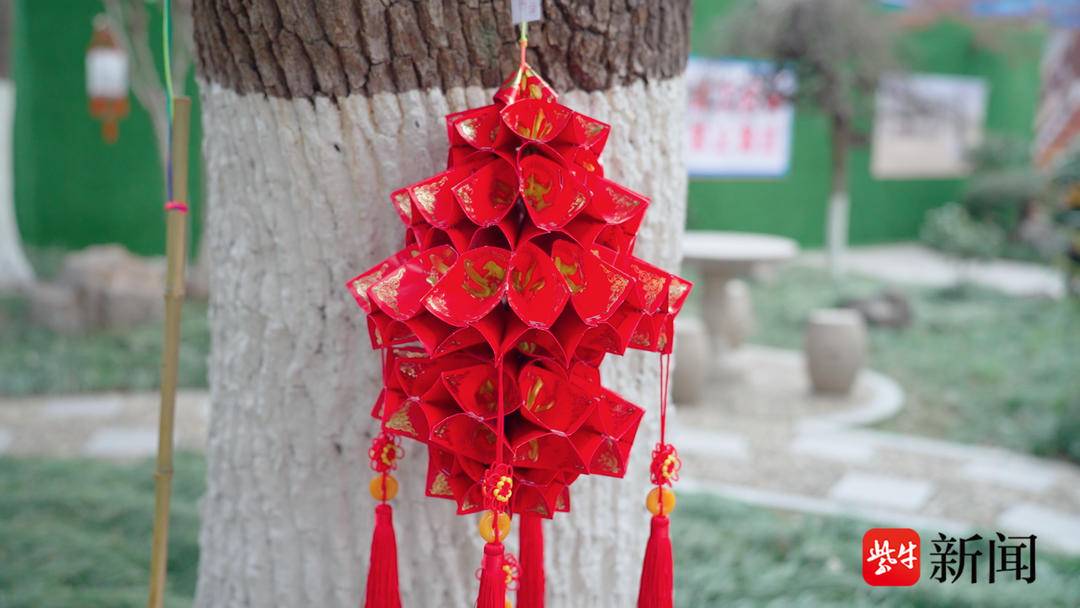 在众多纸质,木质,塑料的手工灯笼里,卢羿被一个编织红灯笼惊艳到了.