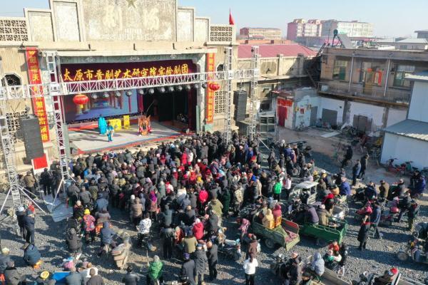开心地还是开心的，高兴的和高兴地的区别（姥姥门前看大戏）