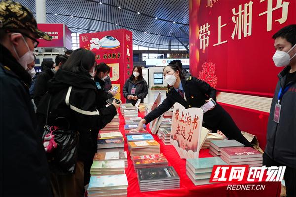 果壳中的宇宙，霍金的伟大发明之一详解（长沙南站为远去的游子捎上一份“书香特产”）
