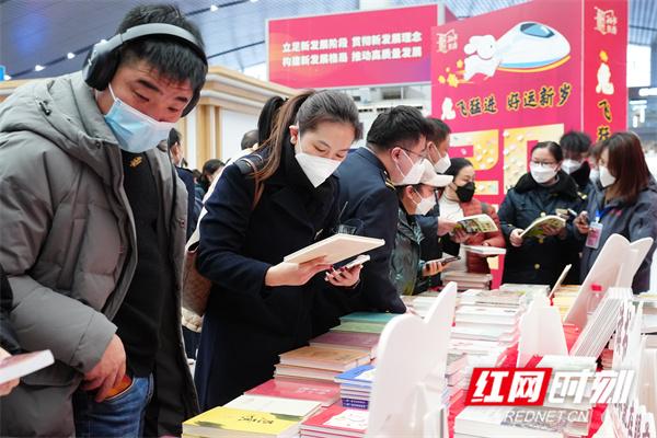 果壳中的宇宙，霍金的伟大发明之一详解（长沙南站为远去的游子捎上一份“书香特产”）
