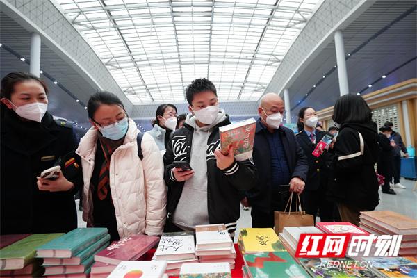 果壳中的宇宙，霍金的伟大发明之一详解（长沙南站为远去的游子捎上一份“书香特产”）