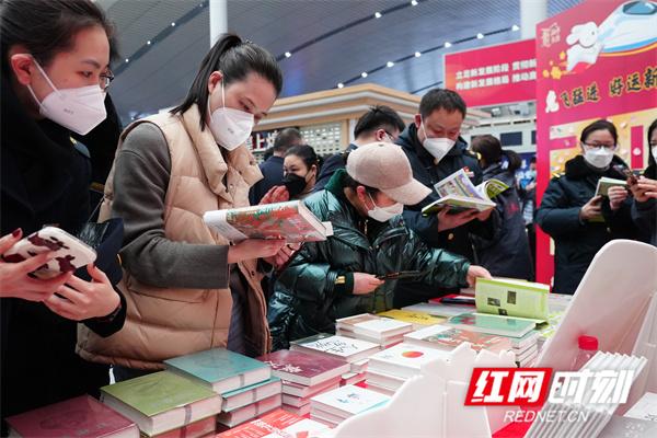 果壳中的宇宙，霍金的伟大发明之一详解（长沙南站为远去的游子捎上一份“书香特产”）