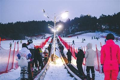 一山一湖一寨 一场“最运动”的冰雪消费体验