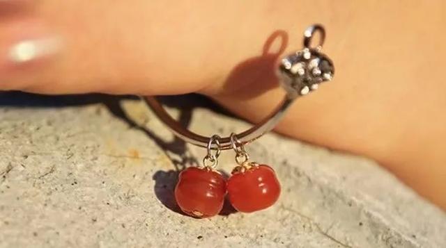 同心结有什么寓意，同心结寓意（想用礼物表达心意）