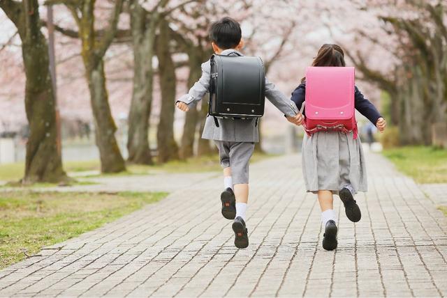 日本小学生书包，日本一年级开学文具清单（日本小学生抱怨书包太重）