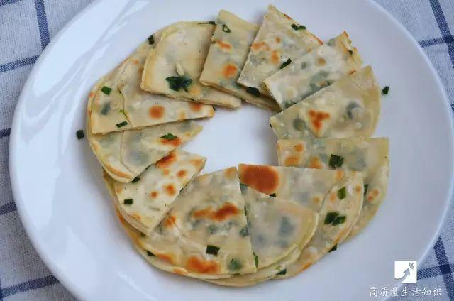 饺子皮做葱油饼，饺子皮葱油饼制作简单葱香诱人（吃剩的饺子皮不要扔了）