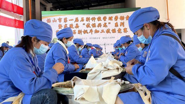 石斛产地哪里正宗，铁皮石斛产地哪里正宗（“中国紫皮石斛之乡”龙陵县晒出产业振兴大“枫”景）