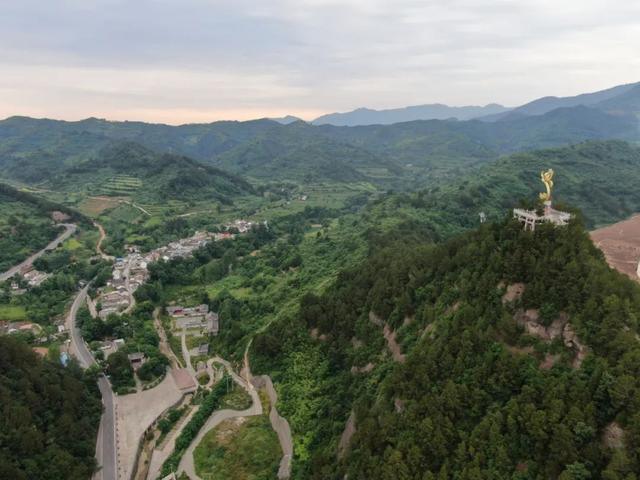 鸑鷟怎么读，鸑鷟山下的春天