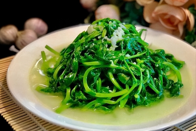 豌豆尖怎么做最好，春日美食：蒜蓉豌豆尖