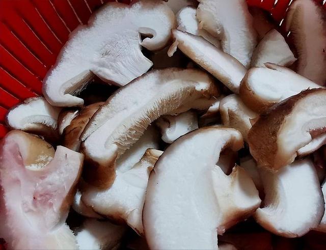 豌豆尖怎么做最好，春日美食：蒜蓉豌豆尖