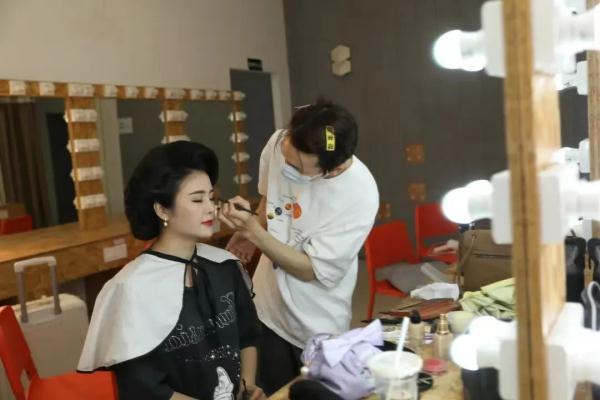 闻臭师是做什么的，并递给你一碗螺蛳粉