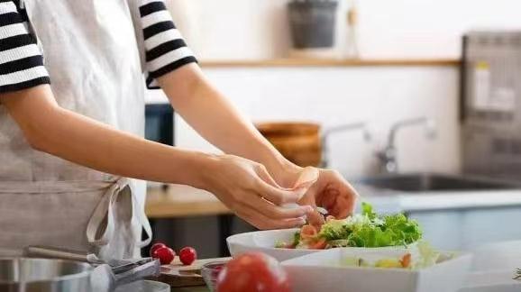 闻臭师是做什么的，并递给你一碗螺蛳粉