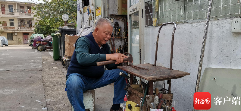 海口琼山家电维修拆装师傅 街角守艺人  海口77岁“杂家匠”：磨刀补胎修家电 自趣同时邻里便
