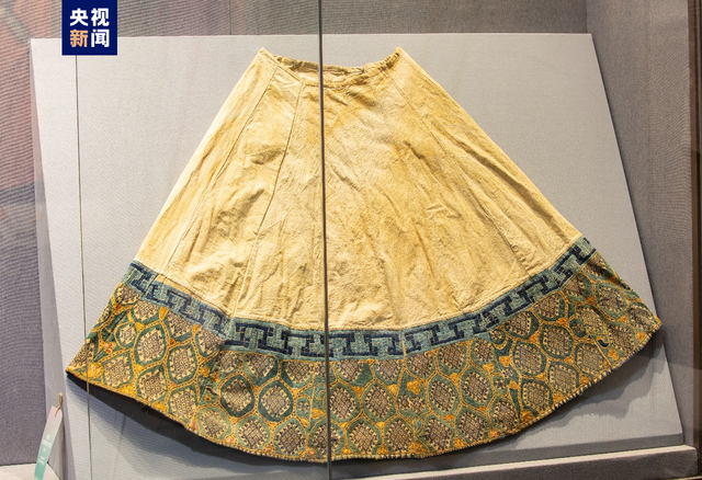 各个民族的服装，56个民族服装变装图（33个民族传统女性服饰亮相中国园林博物馆）