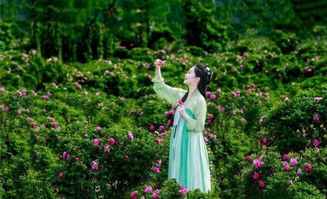 悦己成女性消费趋势，女性悦己消费大攀升（“她经济”崛起拉动旅游、餐饮、美妆产业）