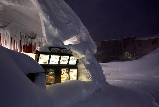 美国多地遭暴风雪，美加州部分地区持续遭遇暴风雪